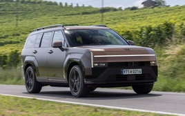 Bắt gặp Hyundai Santa Fe facelift chạy thử: Là bản chạy điện có thể sạc bằng máy xăng, đèn mới mở ra hy vọng thiết kế bớt gây tranh cãi