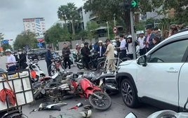 Tài xế ô tô 62 tuổi nghi đạp nhầm chân gây tai nạn cho 12 xe máy đang chờ đèn đỏ ở Hải Phòng