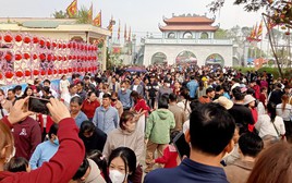 Hàng vạn du khách đổ về ngôi đền thiêng dưới chân núi Nưa xin "nước thánh"