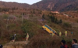 Xe khách chở khoảng 20 người nghi mất phanh gặp nạn tại Sa Pa