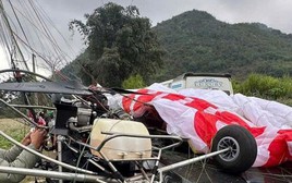 Dù lượn bất ngờ rơi trúng ô tô đang chạy trên quốc lộ