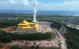 Dòng người nườm nượp chiêm bái tượng Phật Quan Âm cao nhất Đông Nam Á