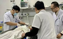 Hai bệnh viện hạng đặc biệt ‘căng mình’ xử lí hàng trăm ca cấp cứu xuyên Tết