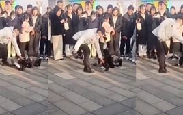 Robot hình người của Trung Quốc mất kiểm soát, đá chảy máu mũi người điều khiển giữa đám đông