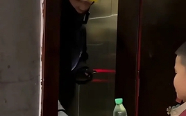 Dạy con tặng shipper chai nước nhưng hành động sau đó của người mẹ khiến dân mạng phải nói thẳng: "Tư duy quá nghèo nàn!"