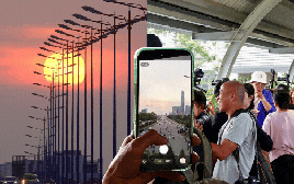 Hoàng hôn "độc bản" tại cầu Sài Gòn: Hàng dài người vẫn háo hức “săn” khoảnh khắc chỉ kéo dài 5 phút