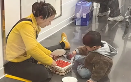 Hơn 1 triệu người thừa nhận ghen tị khi xem clip hai mẹ con ăn bánh giữa siêu thị