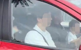 Xác minh clip người đàn ông vừa lái ô tô vừa ôm trẻ nhỏ trong lòng