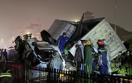 Hiện trường vụ tàu hỏa húc văng ô tô tải ở Hà Nội