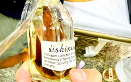 Uống nhầm lọ nước hoa thơm phòng, bé gái 3 tuổi nhập viện