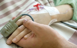 Vô tình phát hiện ung thư giai đoạn cuối khi chăm con ở viện, người phụ nữ sốc nặng: "Sao khối u nhỏ thế?"