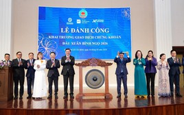 Bộ trưởng Tài chính Nguyễn Văn Thắng và tỷ phú Nguyễn Thị Phương Thảo đánh cồng khởi động HOSE, thị trường bật xanh