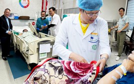 Điều dưỡng trưởng Trung tâm cấp cứu A9, Bệnh viện Bạch Mai: 21 năm đi làm thì 16 năm trực đêm giao thừa nhưng "mình chưa bao giờ hối hận"