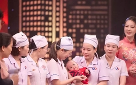 Những ‘người mẹ áo trắng’ nơi tuyến đầu sinh tử