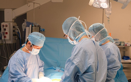 Lần đầu tại Việt Nam: Bác sĩ phẫu thuật thành công cho bệnh nhân nước ngoài mắc bệnh siêu hiếm, 7 năm “ăn vào là nôn ra”