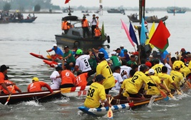 Lật thuyền khi xem đua ghe ở Huế, hai mẹ con tử nạn