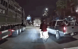 Công an xác minh clip ô tô bán tải nghi cố tình "tạt đầu" chèn ngã người đi xe máy chở trẻ em