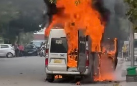 Ô tô 16 chỗ bốc cháy dữ dội khi đang chạy trên đường ở Bắc Ninh