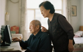 Con trai đưa gia đình đi du lịch 1 tháng, bỏ cha già ở lại: Ngày trở về mở cửa, ai nấy đều chết lặng