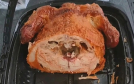 Nửa con gà quay đang khiến cả MXH bùng nổ, các bà mẹ thi nhau bình luận: Con nhà tôi cũng "ngớ ngẩn" y chang như này!