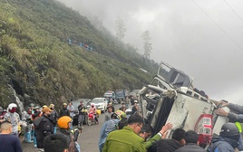 Xe ô tô bán tải gặp nạn dập nát, 3 người bị thương