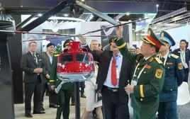 Lãnh đạo Bộ Quốc phòng Việt Nam dự triển lãm quốc phòng lớn nhất châu Á