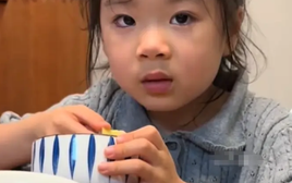 Bé gái tranh bát nước chấm với anh trai: Dân mạng hết đòi "tát" rồi lại "dè bỉu" nhà nghèo mà sinh lắm con