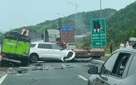 Xế hộp biến dạng sau cú lao thẳng vào xe hút bụi trên cao tốc