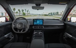 Xe điện VinFast MPV 7 về đại lý: Đắt hơn Limo Green, bù lại những nâng cấp gì?