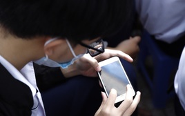 Phát hiện nội dung lạ trong iPad của con trai học lớp 8, bà mẹ ở TP.HCM bối rối không biết phải làm sao