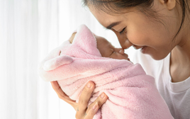 Vừa sinh con đã thấy cảnh thiếu trước hụt sau, con rể "cầu cứu" mẹ vợ, bà liền xách va li đến ở một tháng và kết quả bất ngờ