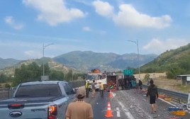 Tai nạn trên cao tốc Cam Lâm – Vĩnh Hảo, xe chở hải sản lật chắn đường