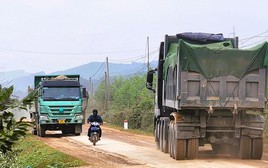 Công an Thanh Hóa phản hồi thông tin tỉnh lộ oằn mình "cõng" xe tải trọng lớn