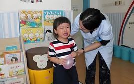 Bé gái 4 tuổi đi học mầm non nhưng nhà trường khuyên nên nghỉ học, người mẹ tìm giáo viên hỏi cho ra lẽ rồi chết sững