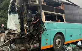 Va chạm liên hoàn giữa 4 ô tô trên đường cao tốc Vân Phong - Nha Trang