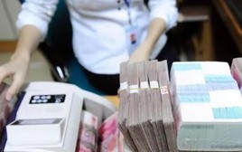 Gửi tiết kiệm 12 triệu/tháng lo tiền dưỡng già cho bố mẹ, người con chết lặng rút hết tiền vì lý do không ngờ nhất