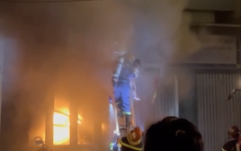 Cháy nhà ở TPHCM lúc rạng sáng, 4 người bị mắc kẹt