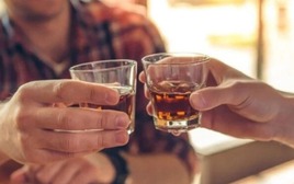 Uống 1-2 chén rượu, sau bao lâu thì hết nồng độ cồn trong hơi thở?