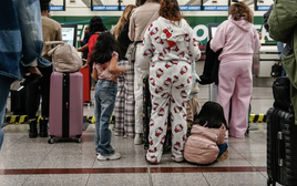 Một sân bay muốn cấm hành khách mặc đồ ngủ và dép crocs?