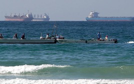 Iran tuyên bố "không 1 lít dầu nào" qua được Hormuz nếu Mỹ - Israel còn tấn công