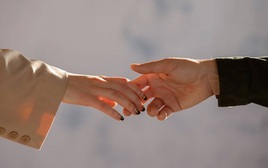 Thuê nhà hàng sang trọng kỷ niệm yêu nhau, bạn gái mở quà ra liền đòi... chia tay