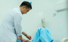 Thủng dạ dày, nguy kịch tính mạng vì tự điều trị đau bụng tại nhà