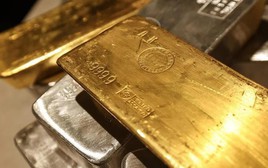 Vàng "mắc kẹt" tại Dubai, nhà buôn xả hàng