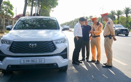 Dừng xe sai quy định gần sân bay, tài xế phân trần ‘chỉ chờ khách một lúc’