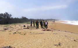 Phát hiện 2 thi thể nam giới trôi dạt vào bờ biển Quảng Ngãi