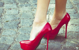 Gặp cô gái đi giày cao gót đỏ, tôi ngẩn ngơ nhìn theo cho tới khi rõ mặt người đó thì hốt hoảng nhận ra một sự thật nghiệt ngã