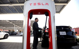 Giữa lúc thị trường dầu mỏ biến động chưa từng có, chủ xe điện đồng loạt khoe một thứ khiến dân đi xe xăng... chạnh lòng