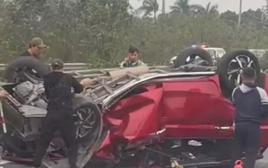 Ô tô con lật úp, biến dạng sau va chạm với xe đầu kéo trên cao tốc