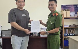 Bất ngờ nhận 1.298.000.000 đồng từ tài khoản lạ, thanh niên TP.HCM lập tức trình báo công an