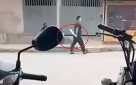 Danh tính đối tượng chém người ở quán cafe rồi cầm hung khí đi "dạo phố", nạn nhân bị thương nặng